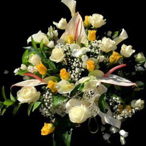 Bouquet di fiori bianco e giallo composto con rose calle gypsophila lisianthus anturium cod-0001