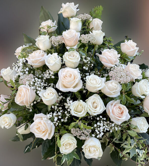 Addobbo floreale di rose bianche