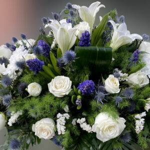 Cuscino di fiori bianco e blu