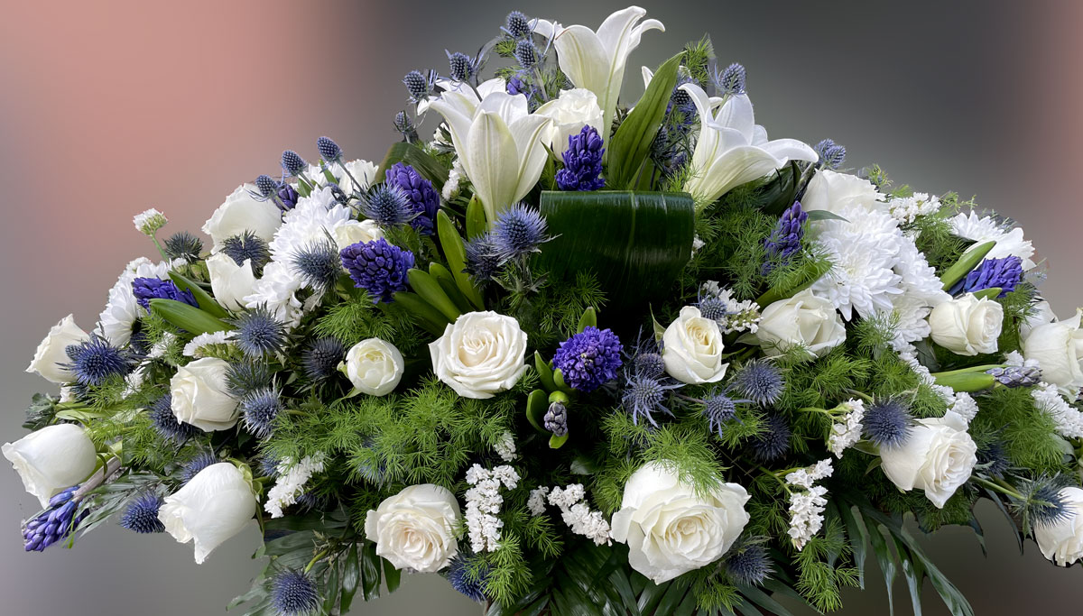 Cuscino di fiori bianco e blu