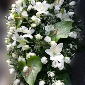Copriferetro cod 0019 bianco e verde con rose lillium anthurium