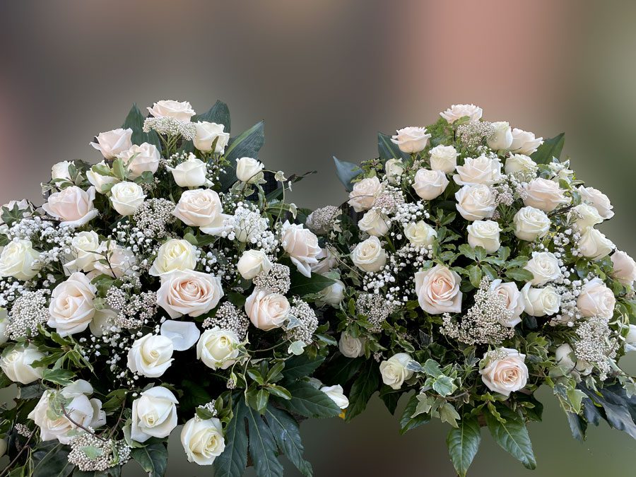 Addobbo di rose bianche e